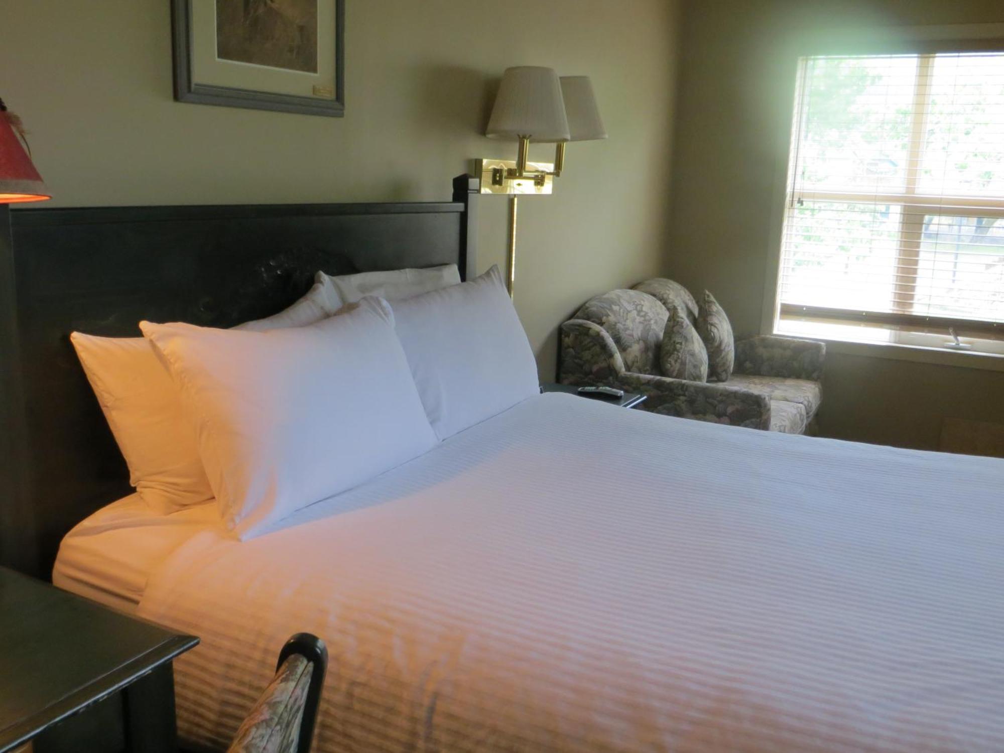 Waterton Lakes Lodge Resort Room photo