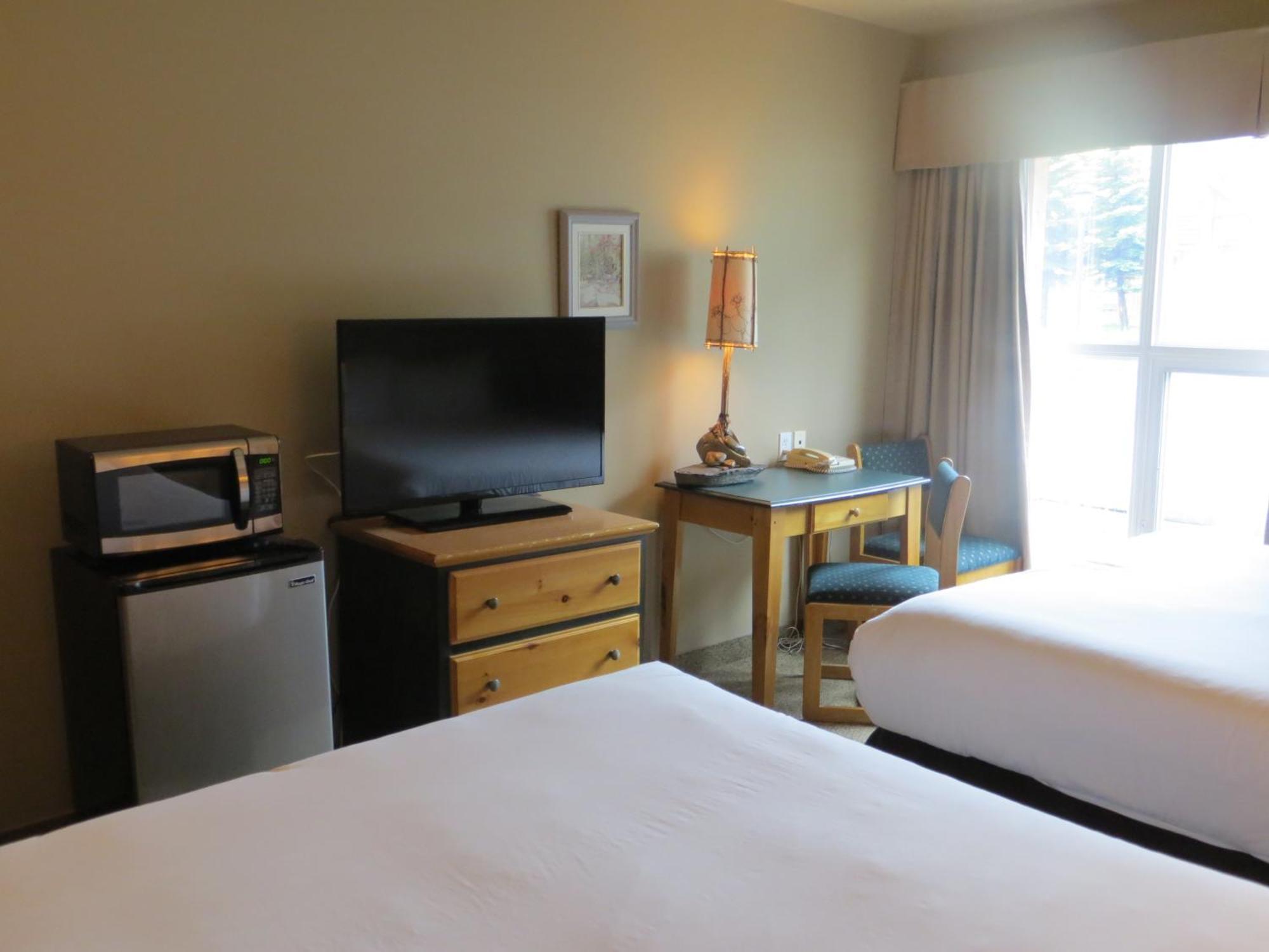 Waterton Lakes Lodge Resort Room photo