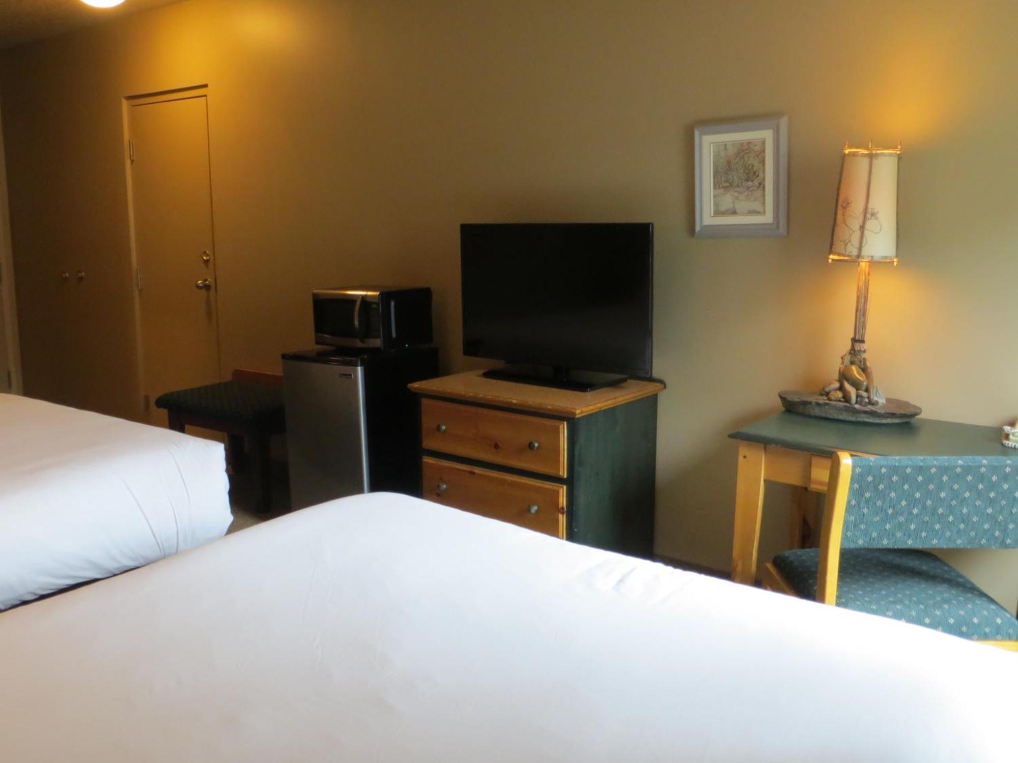 Waterton Lakes Lodge Resort Room photo